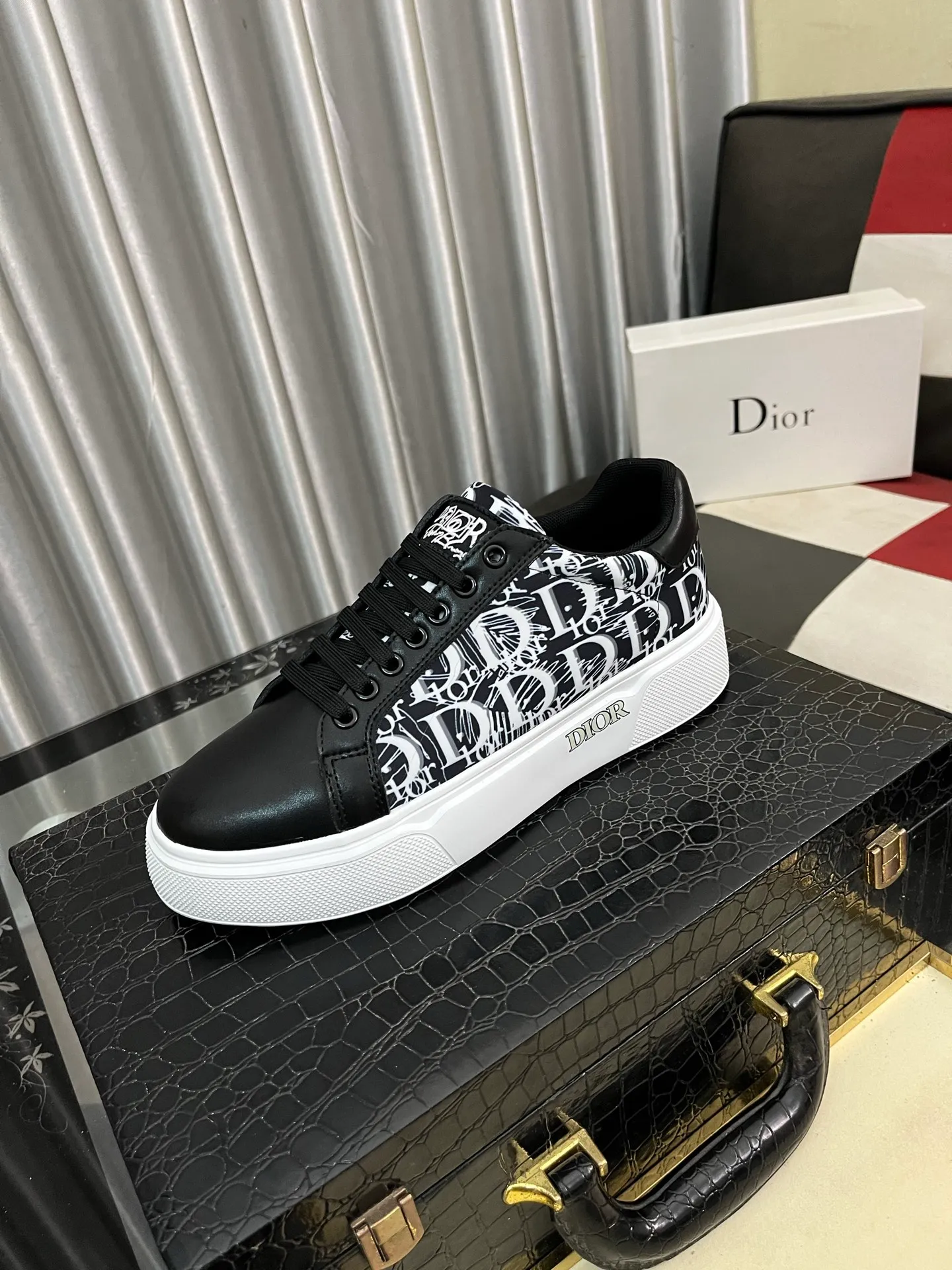 Men's shoes 💰440⌚️⌚️Dior's new 🆕low-cut casual sneakers, made of breathable mesh, with brand signature details on the shoe collar to enhance style. Fashionable and versatile, it can complement any look. With a sophisticated design that is both dynamic and modern, this new must-have shoe adds a new dimension to Dior's legacy, displaying modern elegance. Men's shoes 38-44 2️⃣ colors available